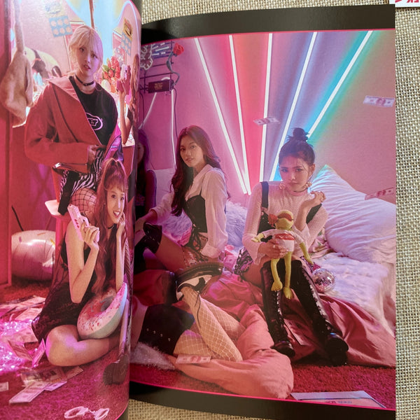 WEKI MEKI HAND SIGNED #2 [KISS, KICKS] Promo 1st Single Album Autographed / Gift