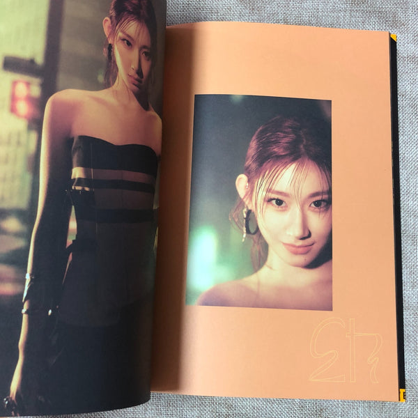 ITZY [GUESS WHO] Signed Night Ver. Promo Album CD+Photobook+PC / Autographed /+G
