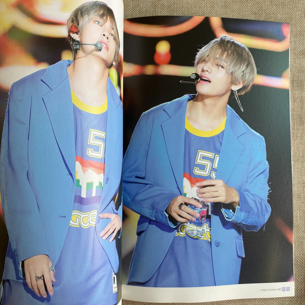 BTS V [ 2018 TAETAELAND 2nd Exhibition Photobook ] 100 pg / New / Gift