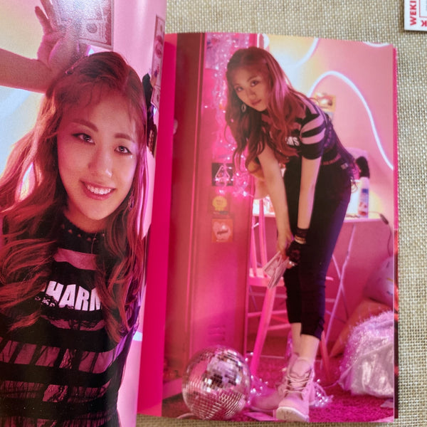 WEKI MEKI HAND SIGNED #2 [KISS, KICKS] Promo 1st Single Album Autographed / Gift