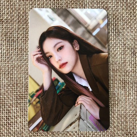 ITZY YEJI [2023 Season's greetings] Official Photocard, Best Friend Forever /+G