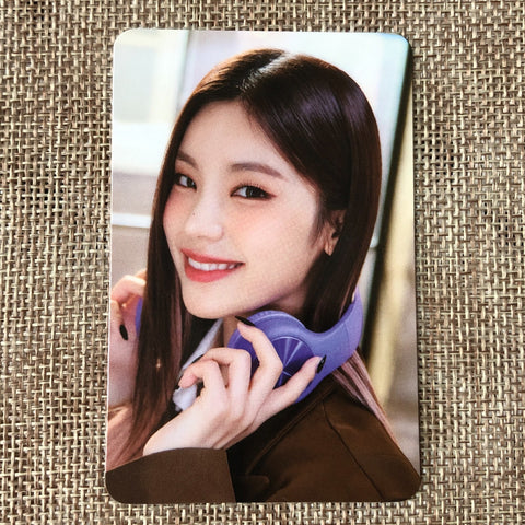 ITZY YEJI [2023 Season's greetings] Official Photocard, Best Friend Forever /+G
