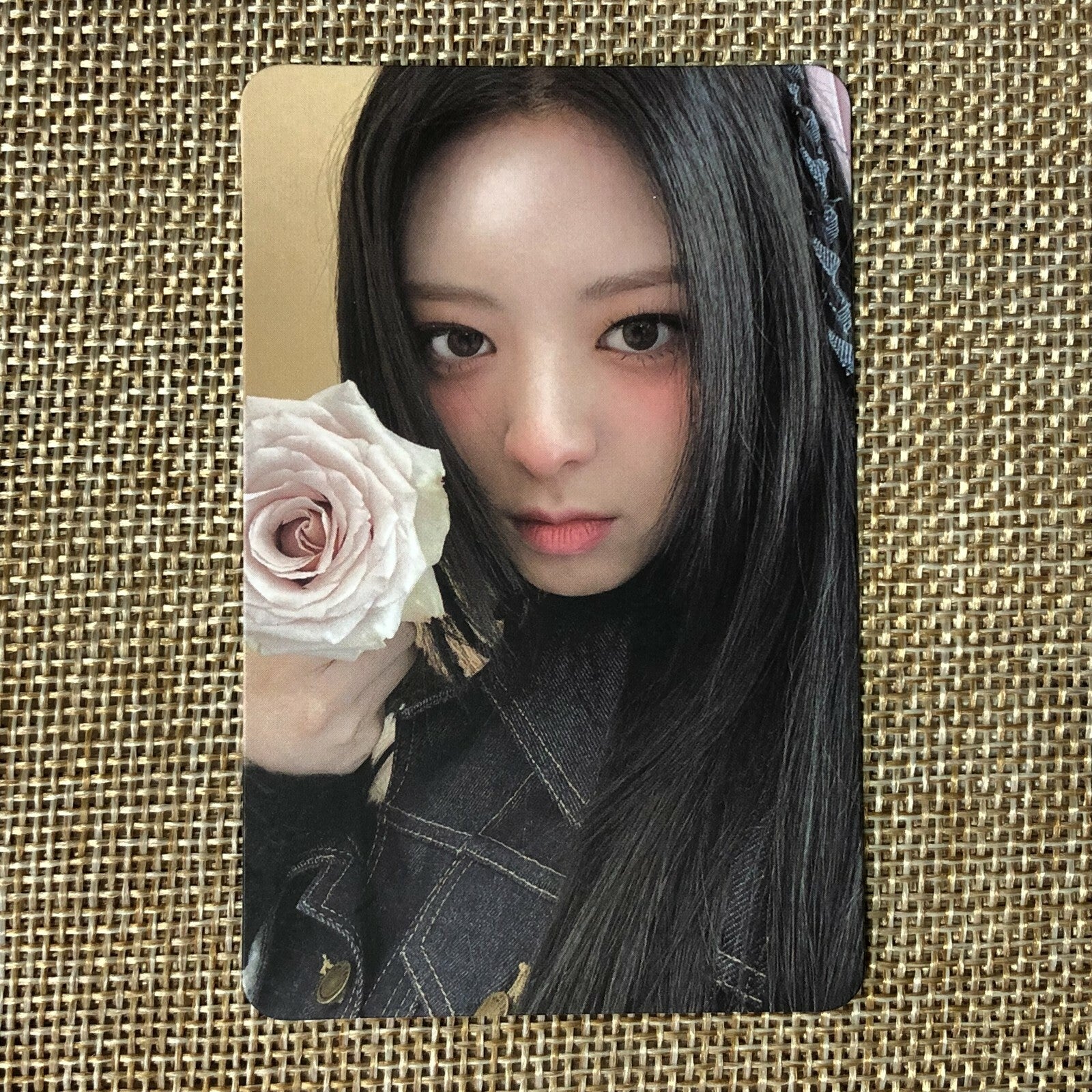 ITZY YUNA #4 [ CRAZY IN LOVE ] Official Photocard, 1st Album / New / Gift