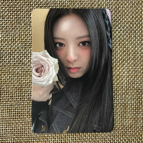 ITZY YUNA #4 [ CRAZY IN LOVE ] Official Photocard, 1st Album / New / Gift
