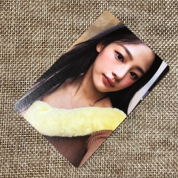 NEWJEANS MINJI #5 [1st EP NEWJEANS] Official Photocard, Bluebook Ver. / Gift