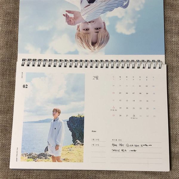 BTS [ 2018 Season's Greetings ] Official Desk Calendar / New, Rare / Gift