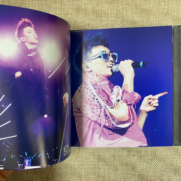 SHINEE [The 1st Concert SHINEE WORLD] CD Set, 2 Discs + Photobook / Good / Gift
