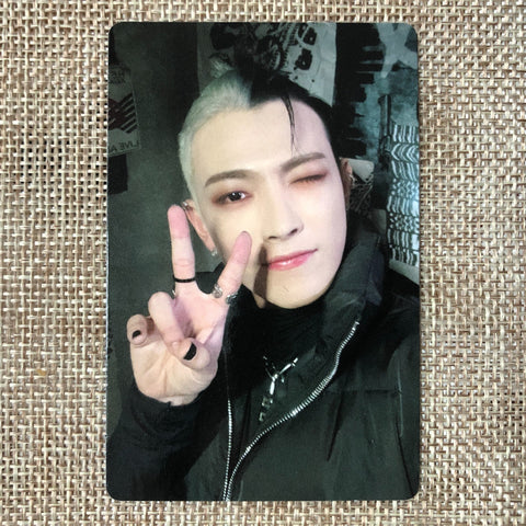 ATEEZ HONGJOONG [THE WORLD EP.1 : MOVEMENT] Official Photocard, A Ver. / Gift
