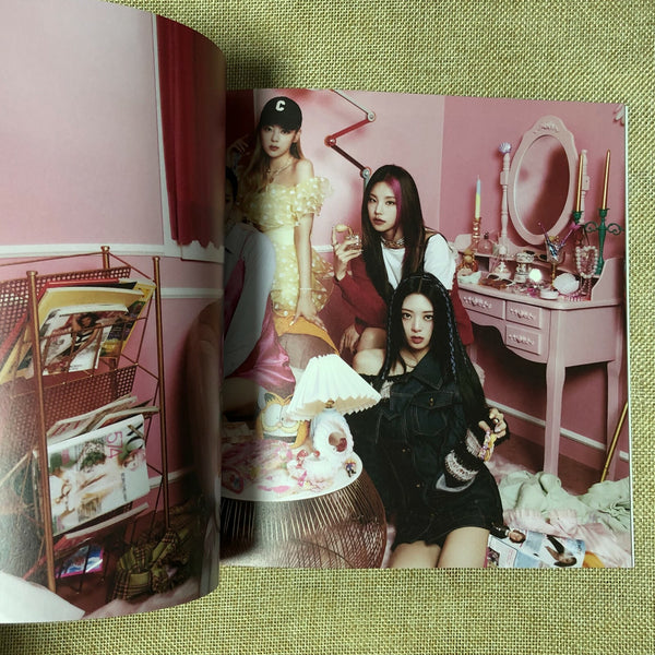 ITZY GROUP [CRAZY IN LOVE] Official Photobook + Poster +Sticker Set / New / Gift