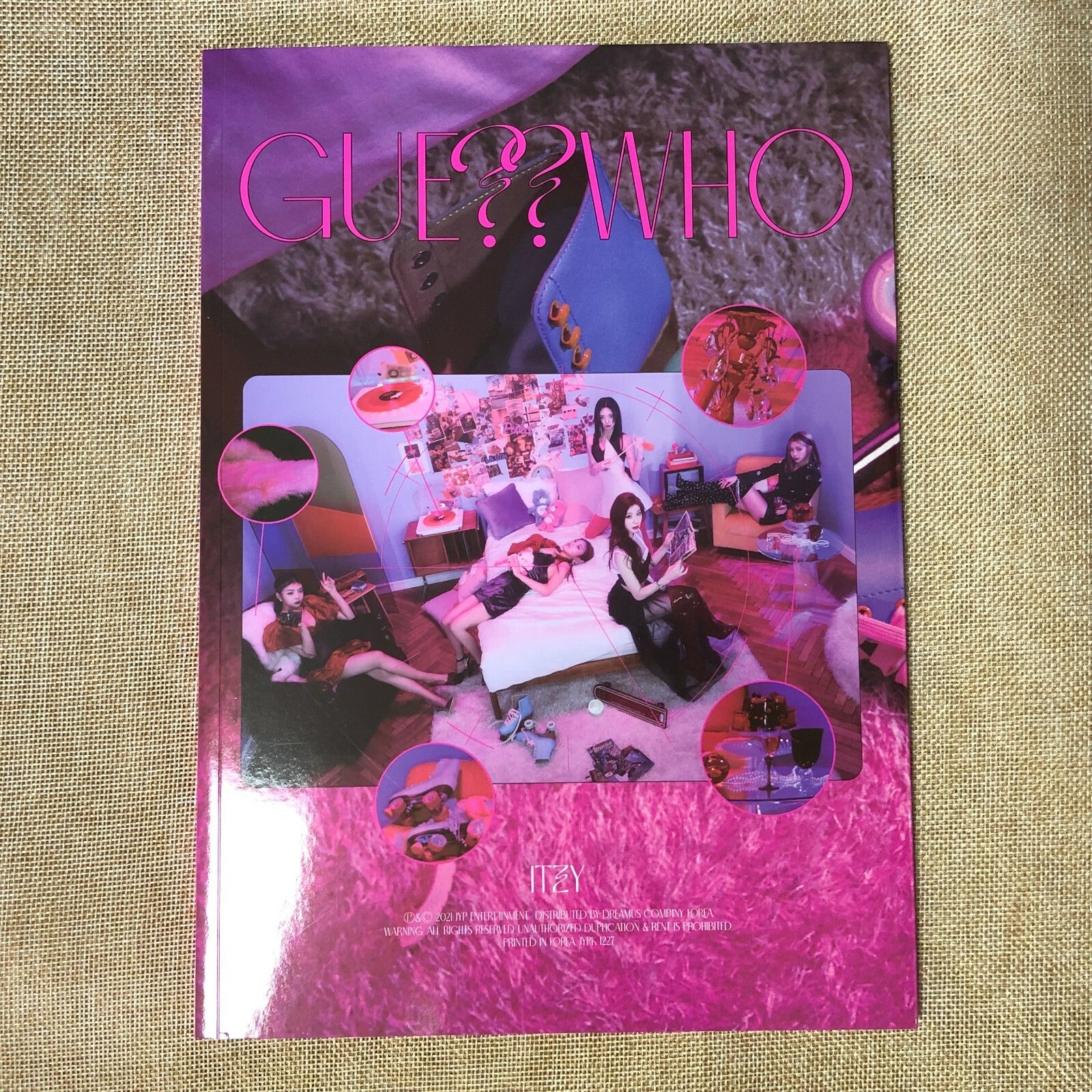 ITZY [ GUESS WHO Album Photobook + CD ] Day Day&Night Night Ver. NO PC / New /+G