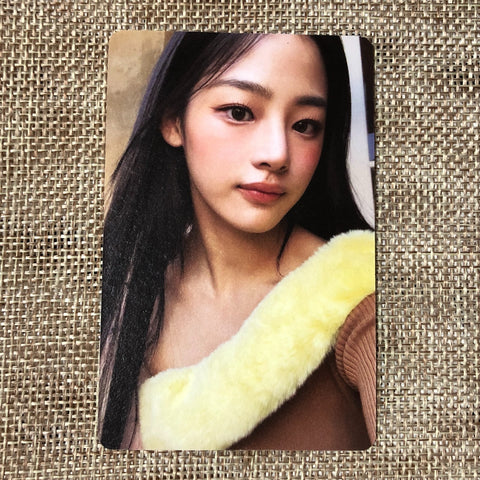 NEWJEANS MINJI #5 [1st EP NEWJEANS] Official Photocard, Bluebook Ver. / Gift
