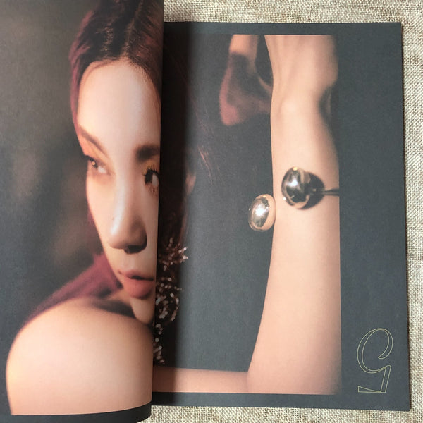 ITZY [GUESS WHO] Signed Night Ver. Promo Album CD+Photobook+PC / Autographed /+G