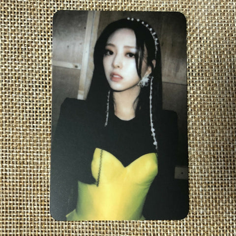 ITZY YUNA [ GUESS WHO ] Official Limited Photocard / New / Gift