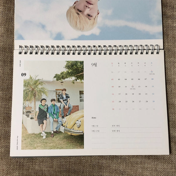 BTS [ 2018 Season's Greetings ] Official Desk Calendar / New, Rare / Gift