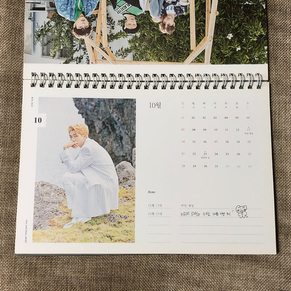BTS [ 2018 Season's Greetings ] Official Desk Calendar / New, Rare / Gift