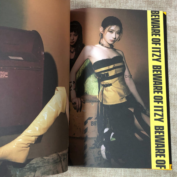 ITZY [GUESS WHO] Signed Night Ver. Promo Album CD+Photobook+PC / Autographed /+G