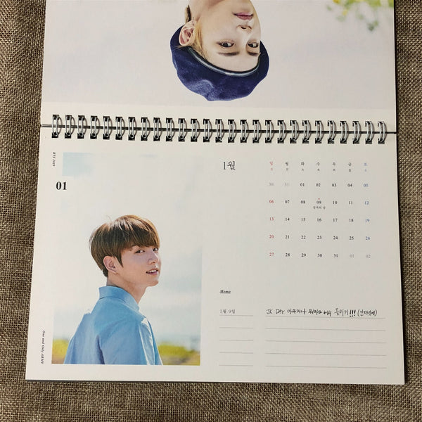 BTS [ 2018 Season's Greetings ] Official Desk Calendar / New, Rare / Gift