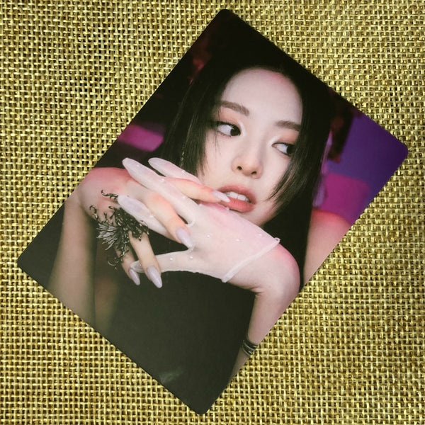 ITZY YUNA [ GUESS WHO ] Official Special Photocard / New / Gift