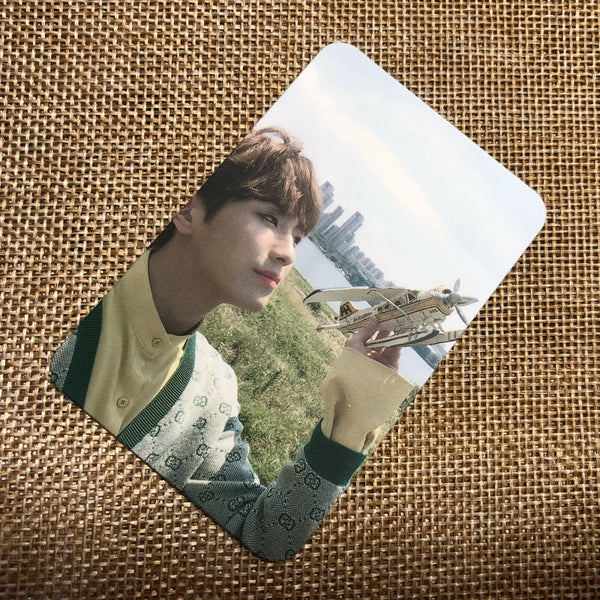 CIX YONGHEE [Chapter 1. Hello, stranger] Official Photocard, Hello ver. / Gift