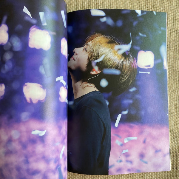 BTS V [ 2018 TAETAELAND 2nd Exhibition Photobook ] 100 pg / New / Gift