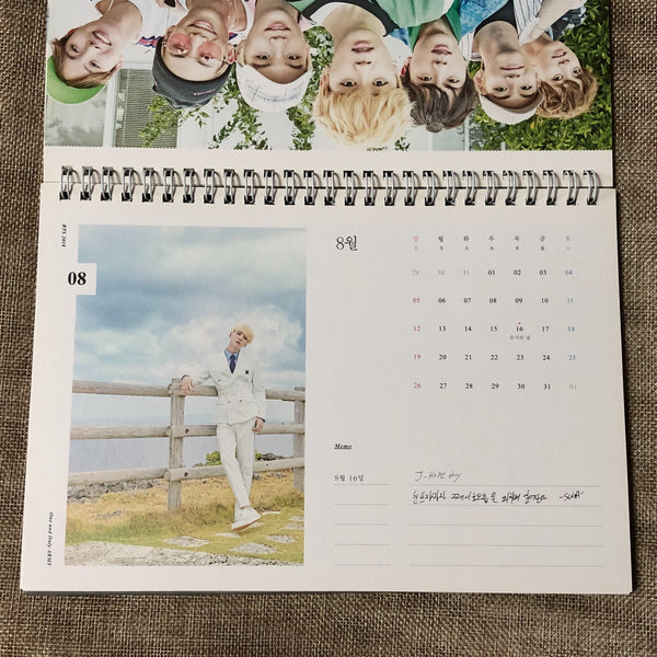 BTS [ 2018 Season's Greetings ] Official Desk Calendar / New, Rare / Gift