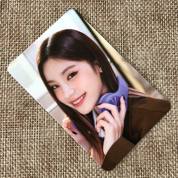 ITZY YEJI [2023 Season's greetings] Official Photocard, Best Friend Forever /+G