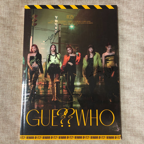 ITZY [GUESS WHO] Signed Night Ver. Promo Album CD+Photobook+PC / Autographed /+G